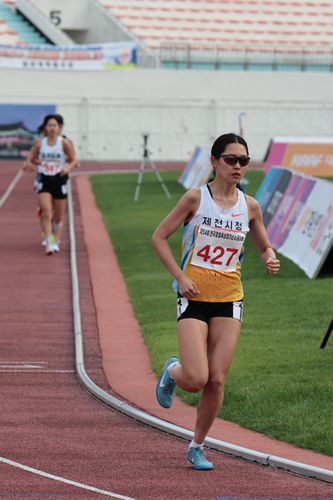 최경선, 여자 10,000ｍ 우승(서울=연합뉴스) 최경선이 23일 경남 밀양종합운동장에서 열린 제54회 전국종별육상경기선수권 여자 일반부 10,000ｍ 경기에서 역주하고 있다. [대한육상연맹 제공. 재판매 및 DB 금지]