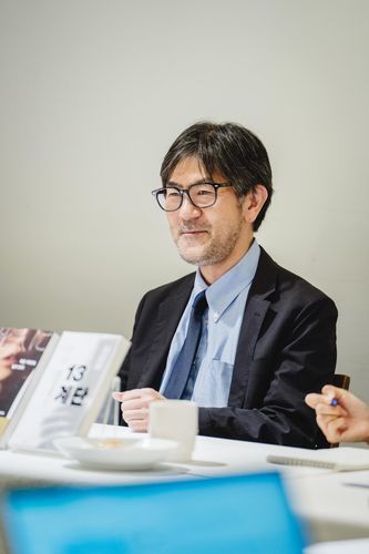 다카노 가즈아키 기자간담회일본 작가 다카노 가즈아키가 이달 20일 서울 중구 한 식당에서 열린 단편소설집 '죽은 자에게 입이 있다'(황금가지) 기자간담회에서 기자의 질문을 듣고 있다. [황금가지 제공. 재판매 및 DB 금지]