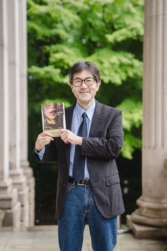 한국 방문한 다카노 가즈아키일본 작가 다카노 가즈아키가 최근 한국에서 출간된 단편소설집 '죽은 자에게 입이 있다'를 들고 포즈를 취하고 있다. [황금가지 제공. 재판매 및 DB 금지]