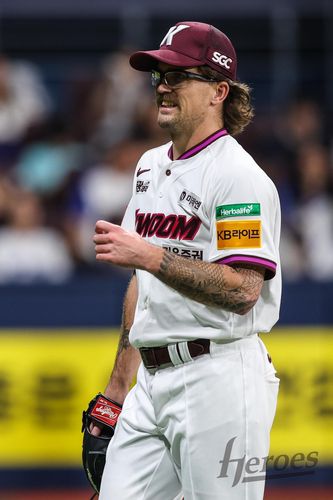 포수 김건희를 바라보며 미소를 보이는 라클란 웰스[키움 히어로즈 제공. 재판매 및 DB 금지]