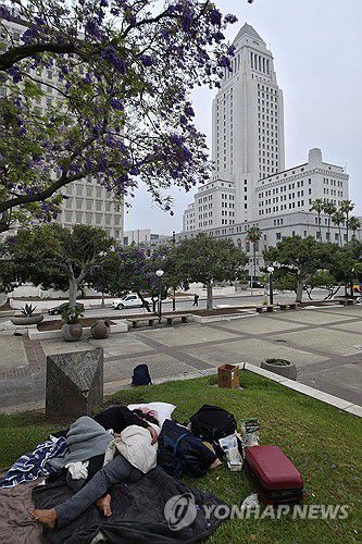 지난 6월 1일 LA 연방 청사 앞 공원에 누워있는 노숙자들[AP 연합뉴스 자료사진. 재판매 및 DB 금지]