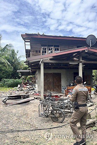 캄보디아군 포격에 부서진 태국 민가(수린주[태국] AP=연합뉴스) 24일(현지시간) 태국 동부 수린주에서 태국군과 캄보디아군 간 교전이 벌어진 가운데 캄보디아군의 포격으로 태국 민가가 부서진 모습. 2025.07.24