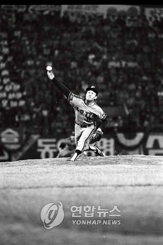롯데 투수 최동원이 1984년 한국시리즈 7차전에서 역투하고 있다[연합뉴스 자료사진]