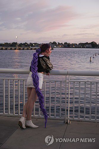 케이팝 데몬 헌터스 주인공으로 분장한 여성(AP=연합뉴스) 지난 6월 미국 샌디에이고에서 열린 코믹-콘 인터내셔널 행사장에서 케이팝 데몬 헌터스 주인공 루미로 분장한 여성의 모습. 재판매 및 DB 금지.