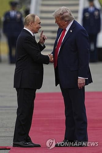 알래스카에서 푸틴 대통령 맞이하는 트럼프 대통령[AP 연합뉴스. 재판매 및 DB 금지]