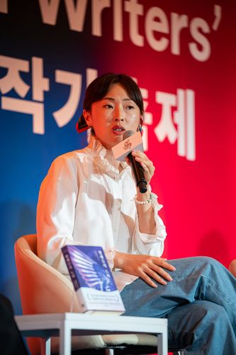 한국 작가들과 토론하는 김주혜한국계 미국인 소설가 김주혜가 16일 오후 서울 종로구 그라운드서울에서 열린 '2025 서울국제작가축제' 토론회에서 발언하고 있다. [한국문학번역원 제공. 재판매 및 DB 금지]