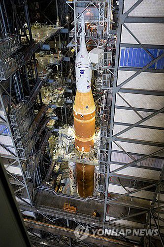 아르테미스 2단계 준비 중인 SLS 로켓 발사체[NASA/AP=연합뉴스. 재판매 및 DB 금지]