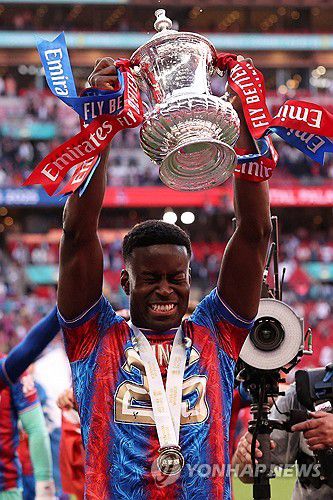 2024-2025 FA컵 우승 트로피를 들고 기뻐하는 마크 게히[로이터=연합뉴스]