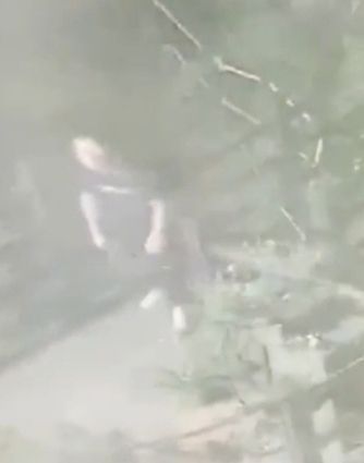 전북 전주시 삼천변을 산책 중이던 여성을 숲으로 끌고 가 성폭행하려 한 40대가 범행 직후 빠져나가는 모습. 전북경찰청 제공