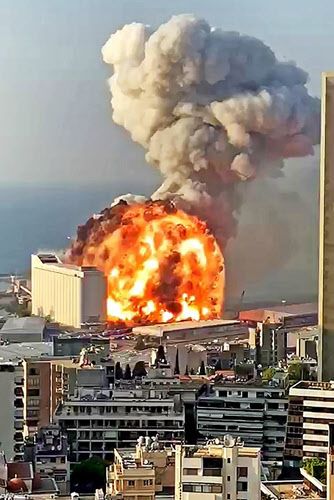 베이루트에서 강력한 폭발이 발생하는 장면/데일리메일