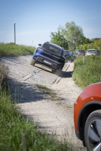 오프로드를 주행하는 포르쉐 마칸 일렉트릭[포르쉐 제공. 재판매 및 DB 금지]