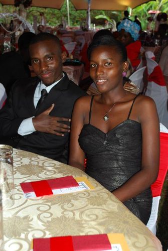 우간다 시절 로니 씨(왼쪽)와 그의 친누나[국제부부 로벨라 제공. 재판매 및 DB 금지]