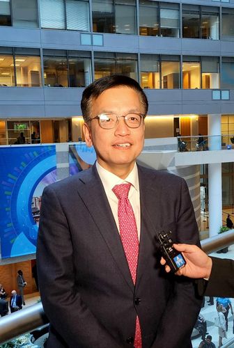 언론 질문에 답하는 최 부총리(워싱턴=연합뉴스) 강병철 특파원 = 국제통화기금(IMF)·세계은행(WB) 연차총회 참석 등을 위해 미국을 방문 중인 최상목 부총리 겸 기획재정부 장관이 18일(현지시간) 워싱턴 DC의 IMF 본부 건물에서 한국 특파원들과 문답을 하고 있다. 2024.04.18.soleco@yna.co.kr