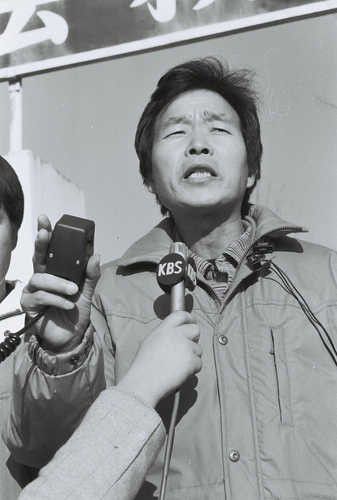 1988년 공주교도소에서 나오는 장기표[연합뉴스 자료사진]