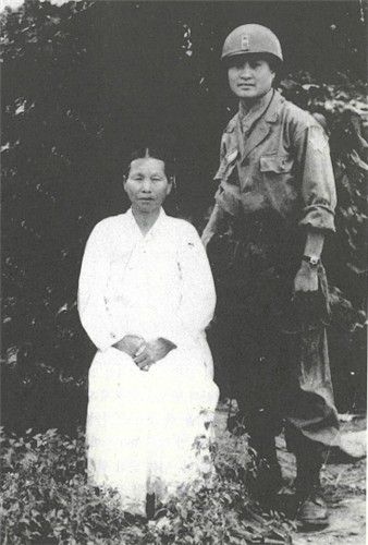 재일학도의용군 박병헌1951년 한국전 참전 중 고향에서 어머니와 상봉한 박병헌 재일학도의용군.