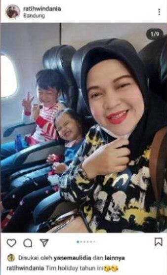 라티 윈다니아(오른쪽)씨가 SJ182편 이륙 직전 찍어 SNS에 올린 사진. 인스타그램 캡처