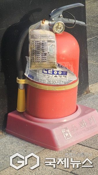 (사진/윤은중 기자) 광명동굴 화장실 앞에 비치된 소화기