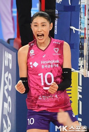 여자 프로배구 흥국생명의 김연경이 24일 인천 계양체육관에서 열린 도드람 2020-2021 V-리그 플레이오프 3차전 IBK기업은행과의 경기에서 득점 후 기뻐하고 있다. 사진(인천 계양)=김재현 기자