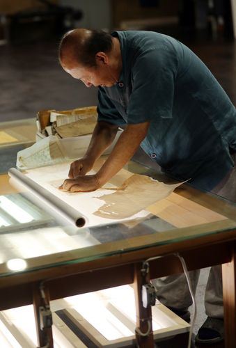 배첩 작업을 하는 홍종진 선생[촬영 천경환 기자]