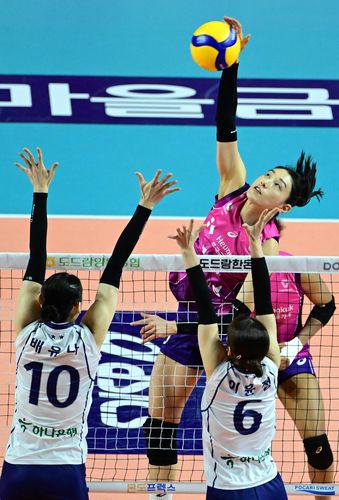김연경의 공격(서울=연합뉴스) 김연경(왼쪽)이 1일 인천 삼산월드체육관에서 열린 한국도로공사와의 프로배구 여자부 홈 경기에서 공격을 시도하고 있다. [한국배구연맹 제공. 재판매 및 DB금지]