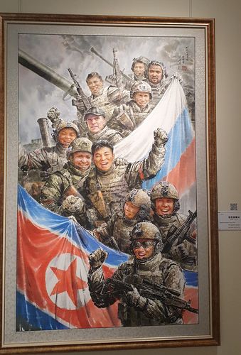 북한의 러시아 쿠르스크 파병 표현한 그림(모스크바=연합뉴스) 최인영 특파원 = 지난달 8일부터 이달 10일까지(현지시간) 모스크바 전러시아 장식예술 박물관에서 열린 북한 미술 전시회에 걸린 그림 '한 전호에서'. 러시아 쿠르스크 작전에 참전한 북한군과 러시아군이 함께 웃는 모습을 담았다. 2025.10.14 abbie@yna.co.kr (끝)
