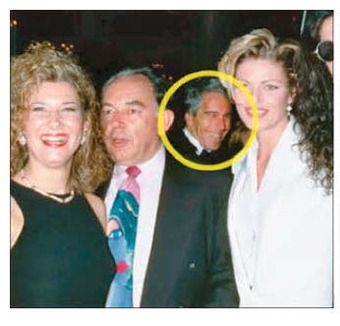 1993년 12월 뉴욕 플라자호텔에서 진행된 도널드 트럼프와 그의 두 번째 부인 말라 메이플스의 결혼식에 참석한 제프리 엡스타인(노란색 원)이 하객들 사이에서 웃고 있다. CNN 캡처