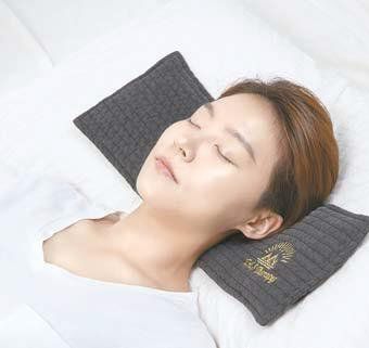 엠엠바이오는 천연 자성광물 흑운모를 활용해 몸에 부족한 자기장을 채워주는 ‘잠도깨비’ 숙면 제품을 선보였다. 작은 사진은 잠도깨비 숙면 베개. [사진 엠엠바이오]