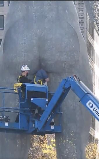 181만 팔로어를 보유한 미국인 인플루언서 콜린 러그가 11일 엑스(X)에 샌프란시스코 여성 나체 조각상 엉덩이쪽을 수리하는 인부의 영상을 올렸다. X 캡처