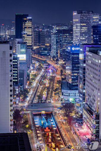 청계천 일대에서 서울빛초롱축제가 서울의 겨울 밤을 환히 빛내고 있다.(서울관광재단 제공)