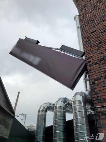 21일 오후 제주시 연동에서 강풍으로 인해 간판이 떨어진 모습.(제주도소방안전본부 제공. 재판매 및 DB 금지)