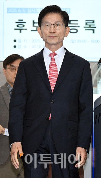 김문수 국민의힘 대선 후보가 공식 선거운동 개시를 하루 앞둔 11일 경기 과천시 중앙선거관리위원회에 도착해 후보자 등록 장소로 향하고 있다. 고이란 기자 photoeran@