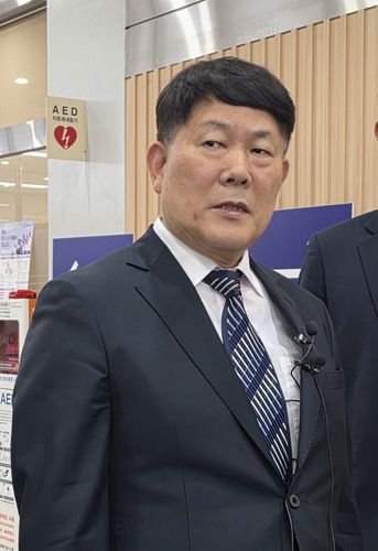 탈세 혐의 재판 후 취재진 질문에 답하는 김정규 타이어뱅크 회장[촬영 김소연]