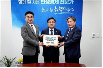 최혁진(비례) 국회의원과 곽문근(오른쪽) 부의장이 김성환 기후에너지환경부장관을 면담하고 '국가 수도 기본 계획'에 원주시 포함을 요청하고 있다. [연합뉴스 자료사진]