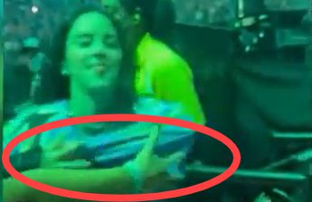 미국 유명 싱어송라이터 빌리 아일리시(24)가 공연 도중 관객에 끌려가 크게 다칠 뻔한 사고가 발생했다. [사진출처 = 영상 캡처]