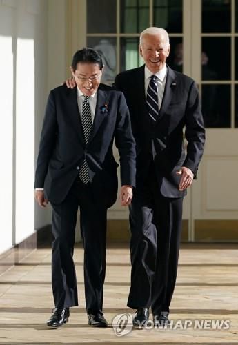 나란히 웃으면서 걷는 미일 정상[워싱턴 로이터=연합뉴스]