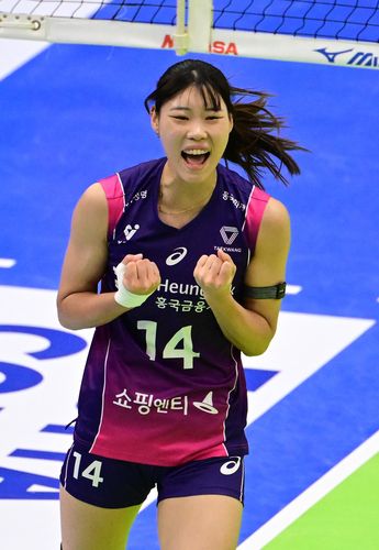 포효하는 정윤주(서울=연합뉴스) 흥국생명 정윤주가 19일 수원체육관에서 열린 프로배구 2024-2025 여자부 개막전 현대건설과의 방문 경기에서 득점한 뒤 기뻐하고 있다. [한국배구연맹 제공. 재판매 및 DB금지]