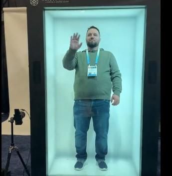 실제 사람을 촬영해 홀로커넥츠의 홀로그램 박스 안에서 재현한 모습[X 캡처. 재판매 및 DB 금지]