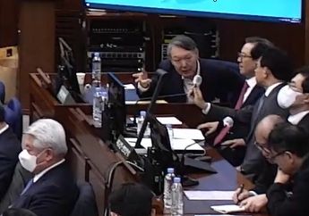 ▲12·3 비상계엄 관련 내란 우두머리 혐의로 기소된 윤석열 전 대통령이 13일 서울 서초구 서울중앙지방법원 417호 형사대법정에서 열린 내란 우두머리 혐의 결심공판에 출석해 변호인들과 대화를 나누고 있다. 이날 재판은 윤 전 대통령 측 서류증거 조사, 특검 측 최종의견과 구형, 변호인의 최종변론, 피고인 8명의 최후진술 순으로 이뤄질 예정이다. ⓒ연합뉴스