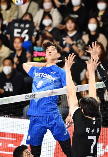 현대캐피탈 블로커 사이로 공격을 시도하는 한국전력 임성진[한국배구연맹 제공. 재판매 및 DB 금지]
