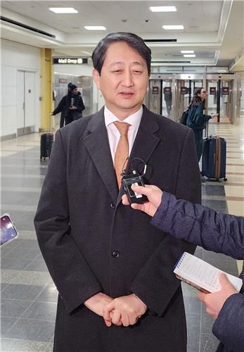미국 워싱턴DC 방문한 안덕근 산업부 장관(워싱턴=연합뉴스) 박성민 특파원 = 안덕근 산업통상자원부 장관이 7일(현지시간) 오후 로널드레이건공항을 통해 미국 워싱턴DC에 도착한 뒤 한국 취재진과 인터뷰하고 있다. 2025.1.7 min22@yna.co.kr (끝)