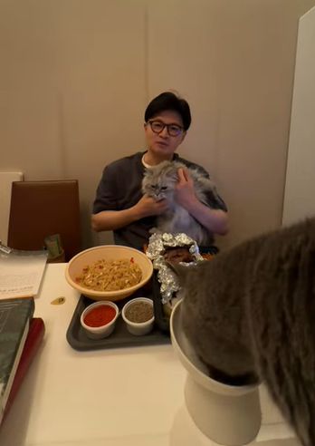 지난 5일 라이브 방송 중인 한동훈 전 대표/사진=한동훈 전 대표 유튜브 라이브 방송 캡처