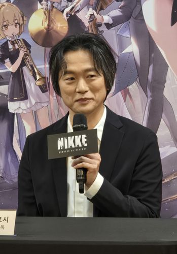 질문 답하는 타카키 히로시 감독(서울=연합뉴스) 김주환 기자 = 타카키 히로시 음악 감독이 14일 서울 동대문구 경희대 평화의 전당에서 '승리의 여신: 니케' 오케스트라 공연을 앞두고 진행된 공동 인터뷰에서 취재진 질문에 답하고 있다. 2025.2.14 jujuk@yna.co.kr