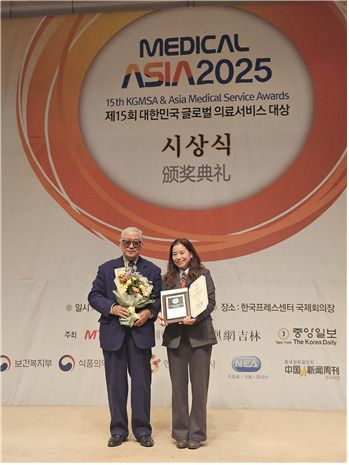 부산시 관계자가 지난 4일 한국 프레스센터 국제회의장에서 열린 메디컬아시아(MEDICAL ASIA) 2025, 제15회 대한민국 글로벌 의료서비스 대상 시상식에서 '의료관광 글로벌 마케팅 광역자치단체 부문' 대상을 수상한 뒤 기념사진을 찍고 있다. [사진=부산시] 2025.12.05