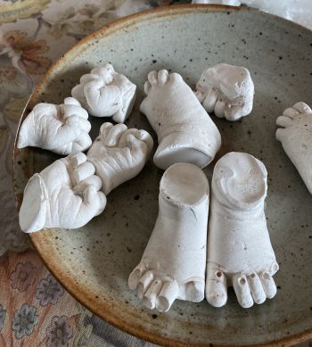 심현옥 할머니께서 손주들이 어렸을 때 작은 손발을 보며 만든 석회 조각. 그는 이걸 매만지며, 정인이를 떠올리다 또 울었다./사진=남형도 기자