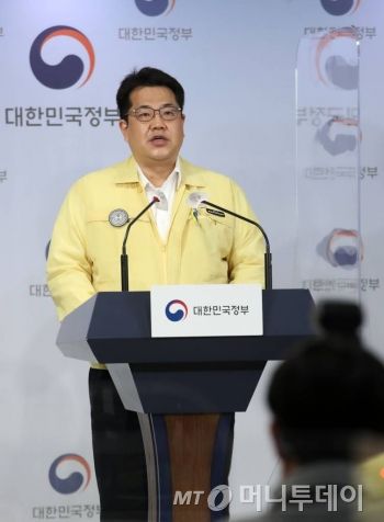 [서울=뉴시스]박주성 기자 = 손영래 중앙사고수습본부 사회전략반장이 지난 14일 오후 서울 종로구 정부서울청사 브리핑룸에서 코로나19 대응 정례브리핑을 하고 있다. 2021.02.14. park7691@newsis.com