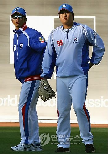 손혁(왼쪽)과 류현진2009년 3월 16일 오전(한국시간) 미국 샌디에이고 펫코파크에서 열린 '2009 월드베이스볼클래식' 2라운드 한국과 멕시코의 경기 전 열린 팀연습에서 손혁 인스트럭터가 멕시코전 선발로 나설 류현진과 대화를 나누고 있다. [연합뉴스 자료사진]