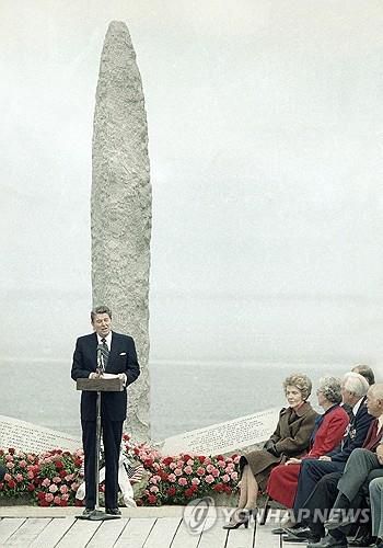 1984년 6월6일 푸앙트 뒤 오크에서 연설하는 레이건[AP 연합뉴스 자료사진]