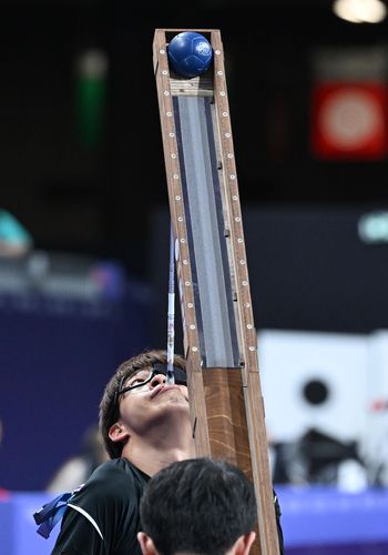 침착하게(파리=연합뉴스) 공동취재단 = 보치아 정호원이 4일(현지시간) 프랑스 파리 사우스 아레나1에서 열린 2024 파리 패럴핌픽 보치아 혼성페어(스포츠등급 BC3) 아르헨티나와 준결승전에서 공을 굴리고 있다.