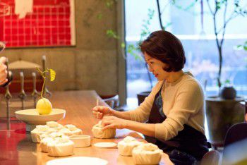 金惠景女士12日在首尔卢英姬厨师工作室制作茶点/青瓦台
