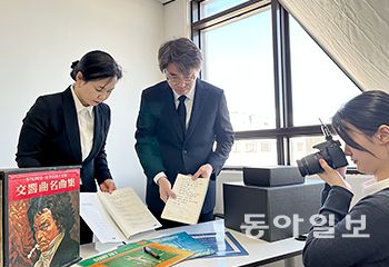 고인의 유품을 모아 디지털아카이브로 만들기 위해 촬영하고 있다.   키퍼스코리아 제공